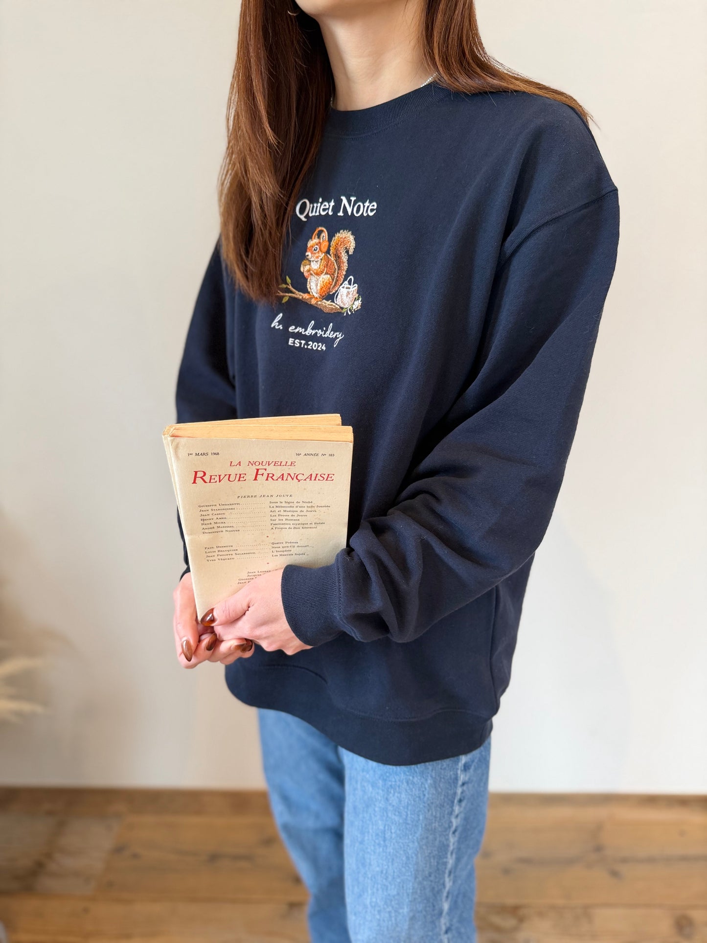 音楽を楽しむリスの刺繍スウェット