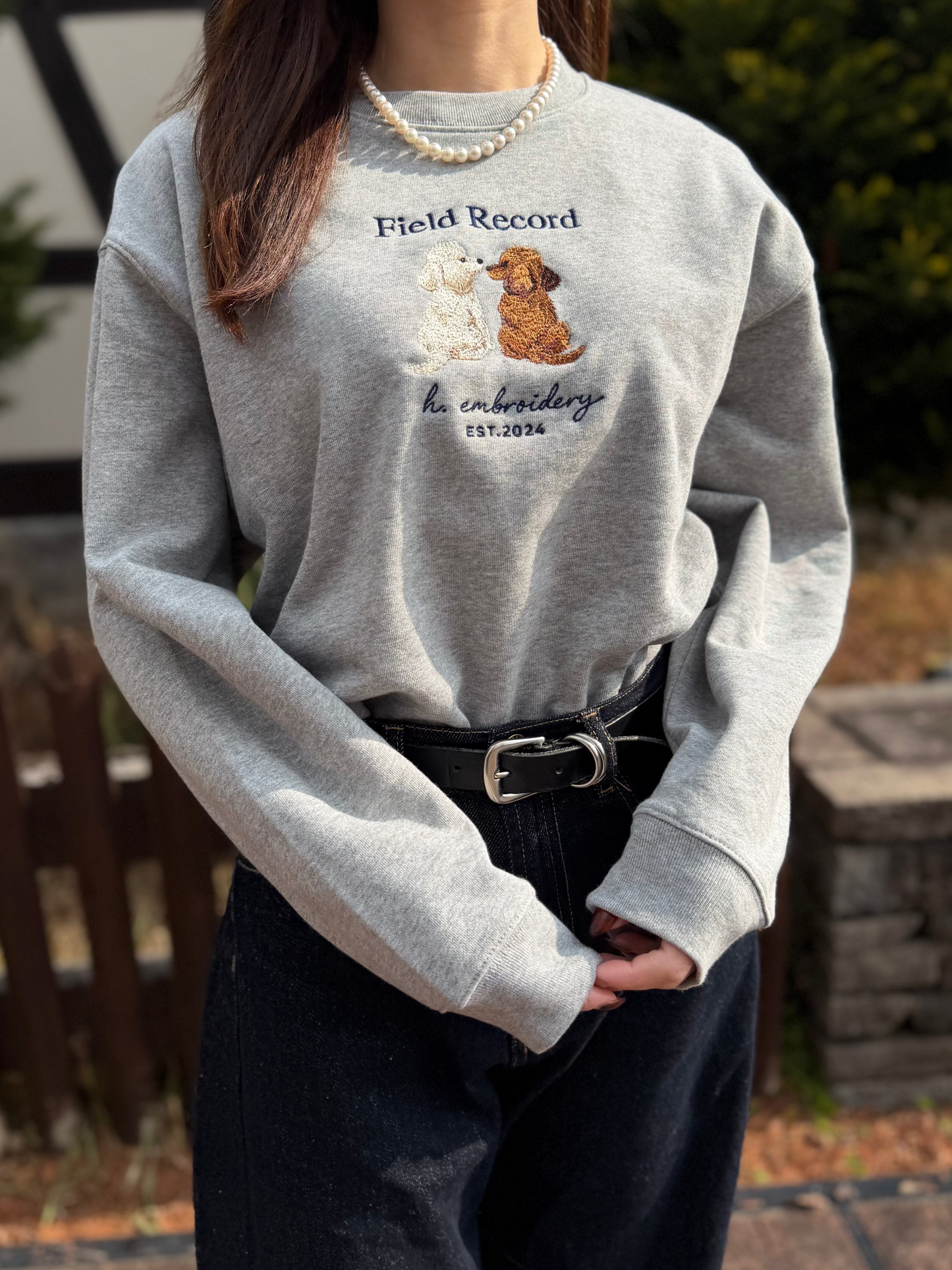 振り向きトイプードルの刺繍スウェット