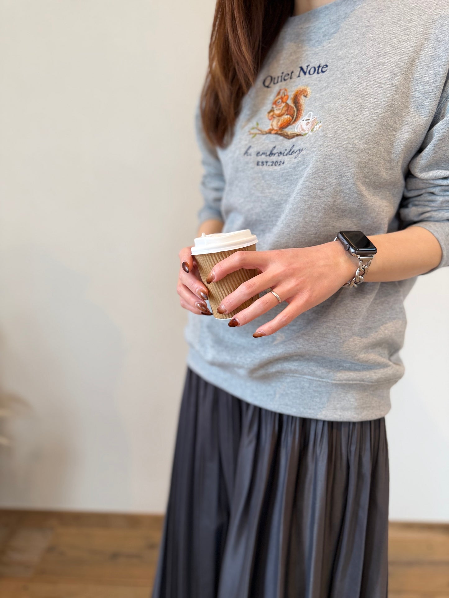 音楽を楽しむリスの刺繍スウェット