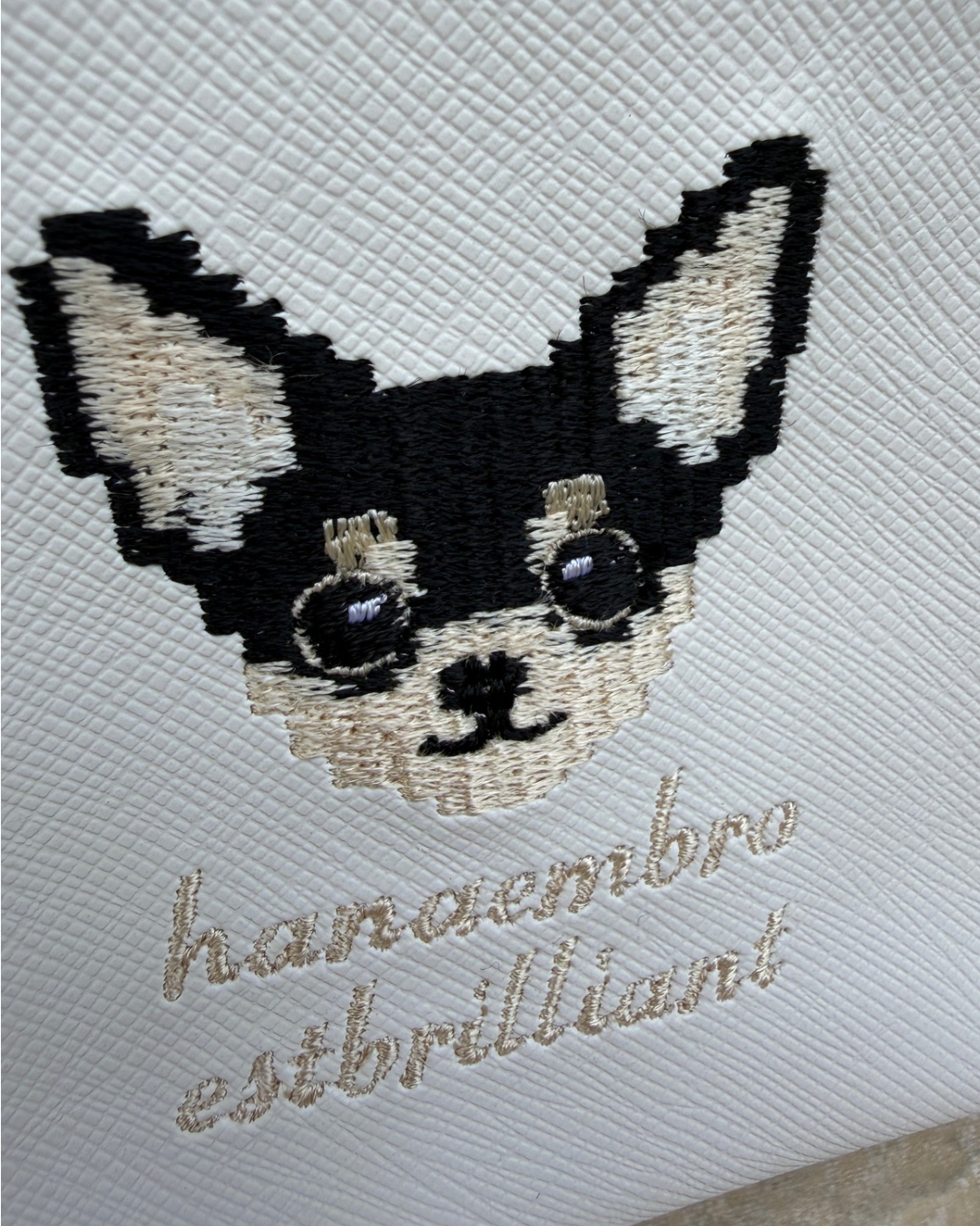 チワワの刺繡ポーチ