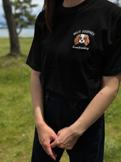 キャバリアの刺繡Tシャツ