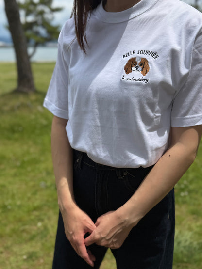 キャバリアの刺繡Tシャツ