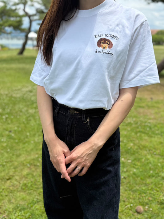 ダックスフンドの刺繡Tシャツ