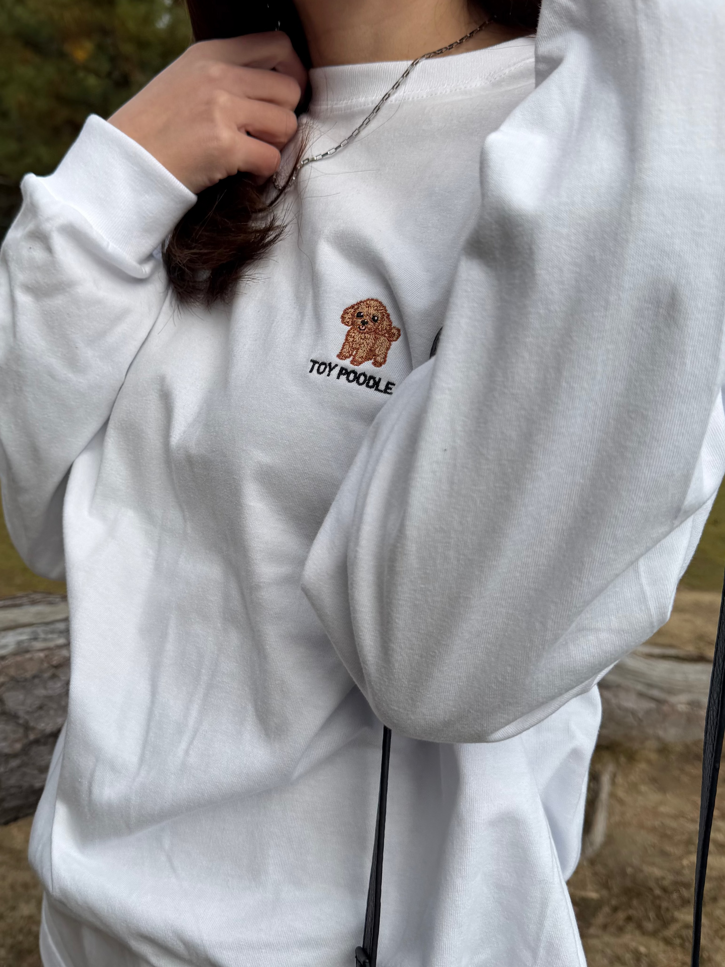 トイプードルのワンポイント刺繡ロングTシャツ (レッド)