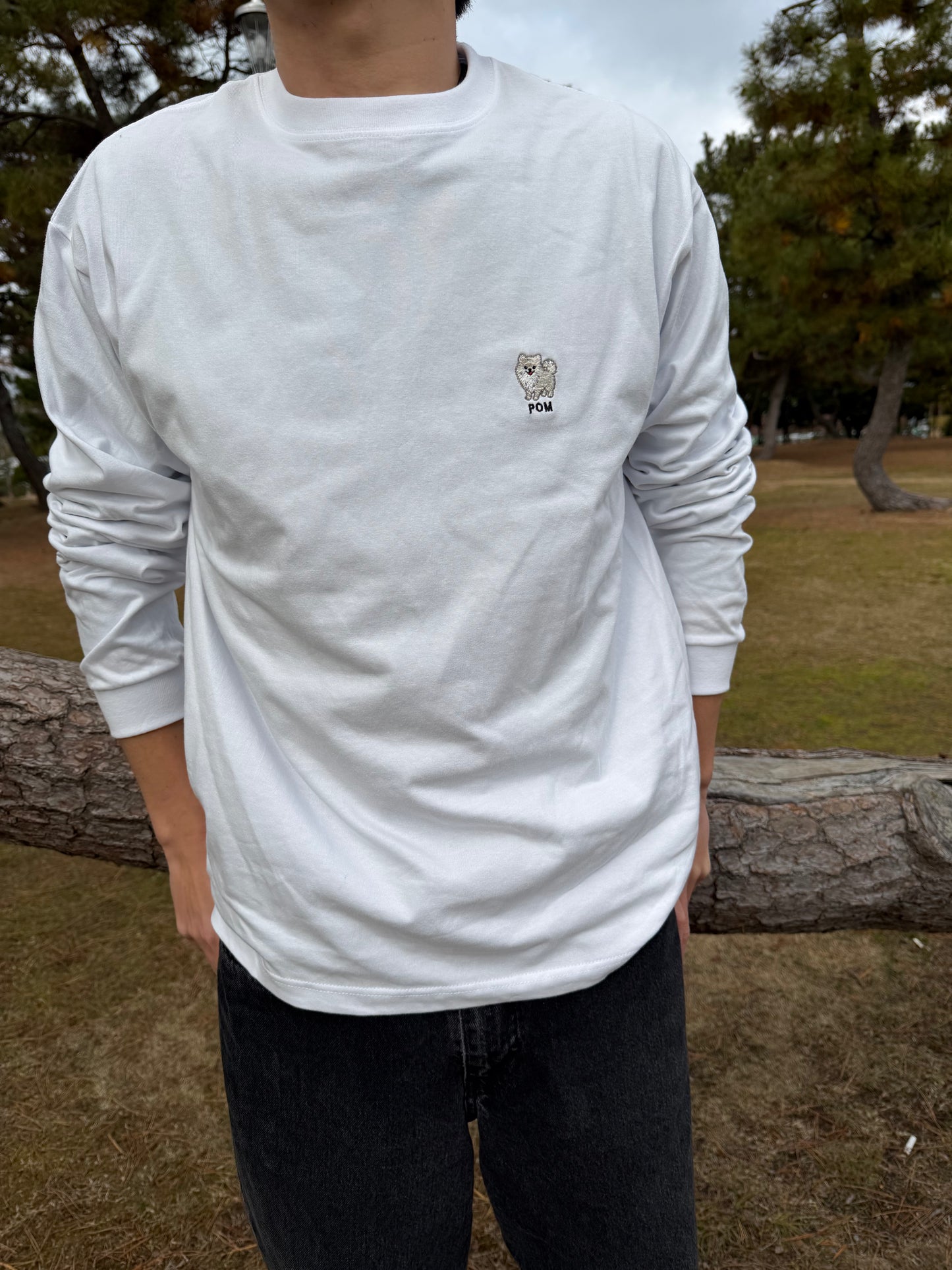 ポメラニアンのワンポイント刺繡ロングTシャツ(ホワイト)