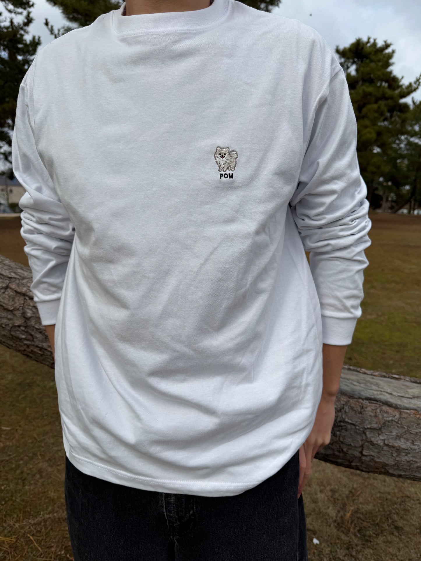 ポメラニアンのワンポイント刺繡ロングTシャツ(ホワイト)