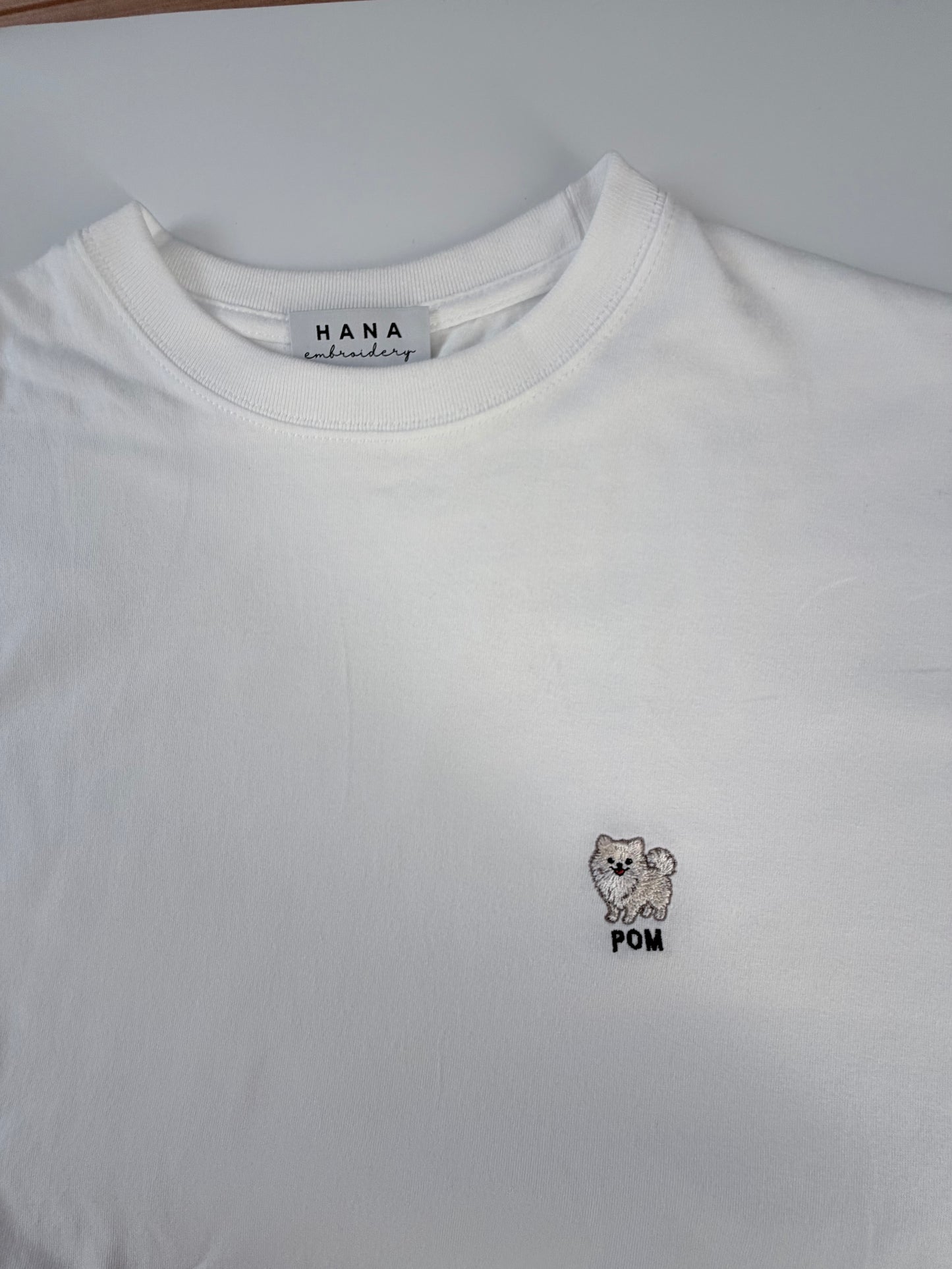 ポメラニアンのワンポイント刺繡ロングTシャツ(ホワイト)