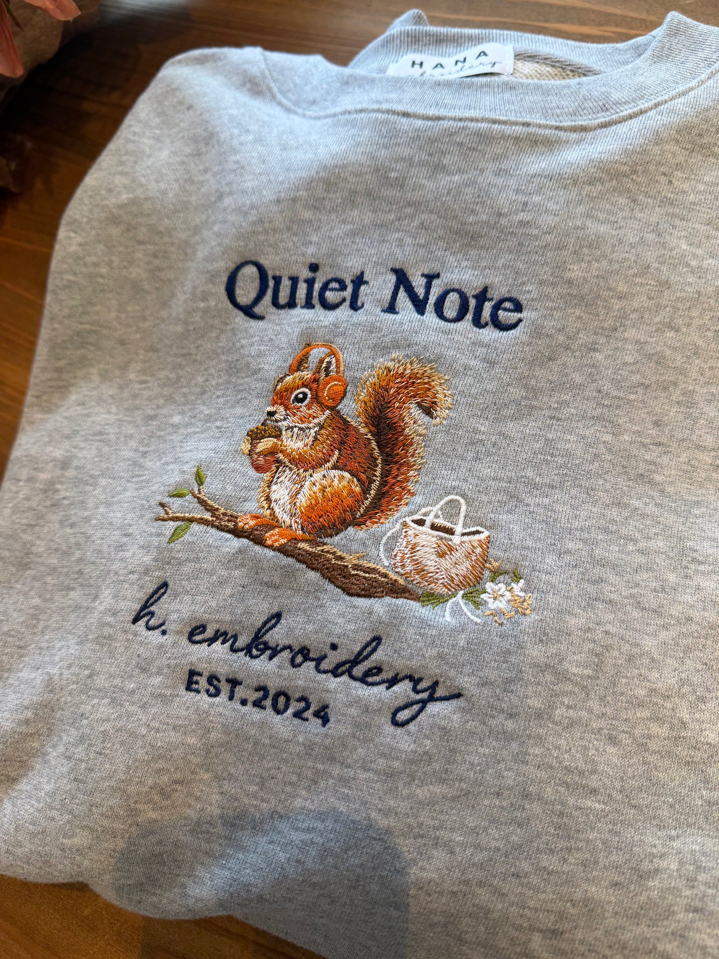 音楽を楽しむリスの刺繍スウェット