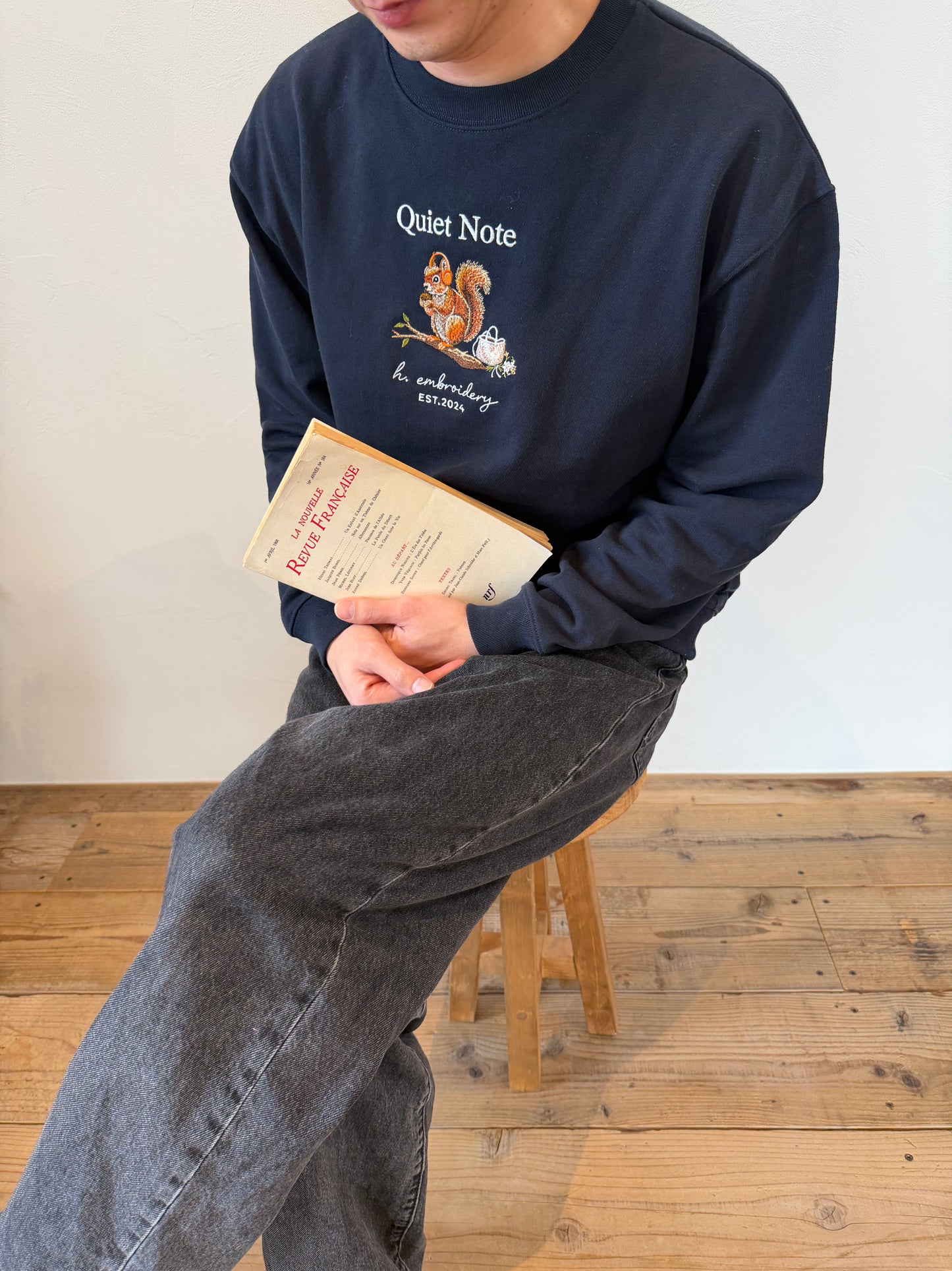 音楽を楽しむリスの刺繍スウェット