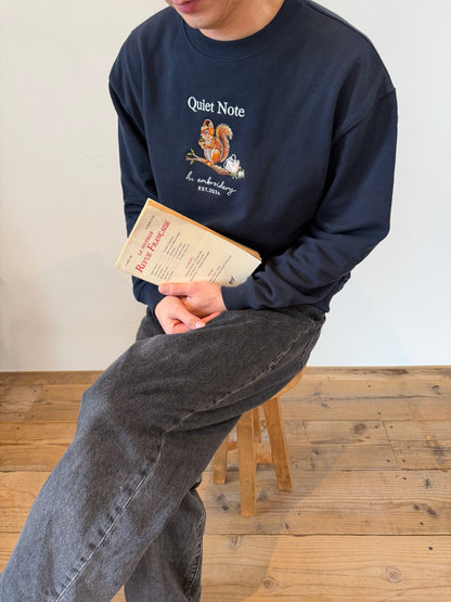音楽を楽しむリスの刺繍スウェット