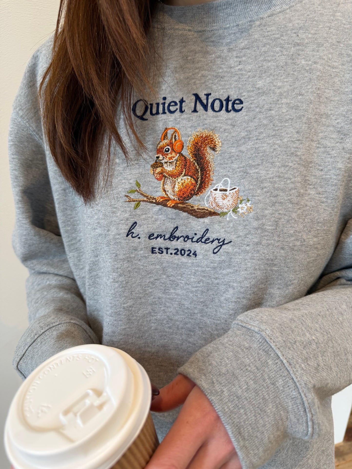 音楽を楽しむリスの刺繍スウェット