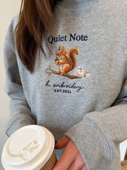 音楽を楽しむリスの刺繍スウェット