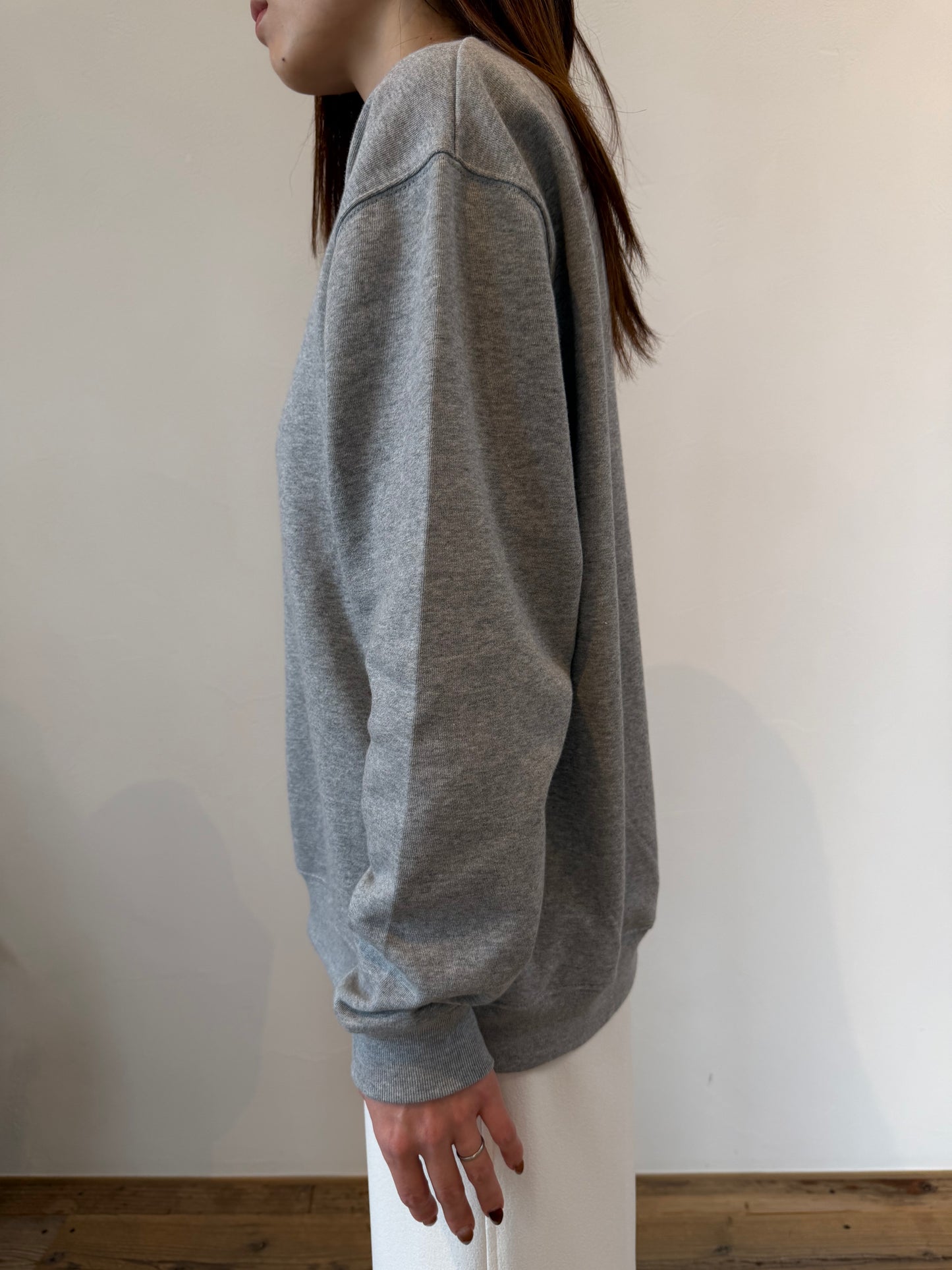 音楽を楽しむリスの刺繍スウェット