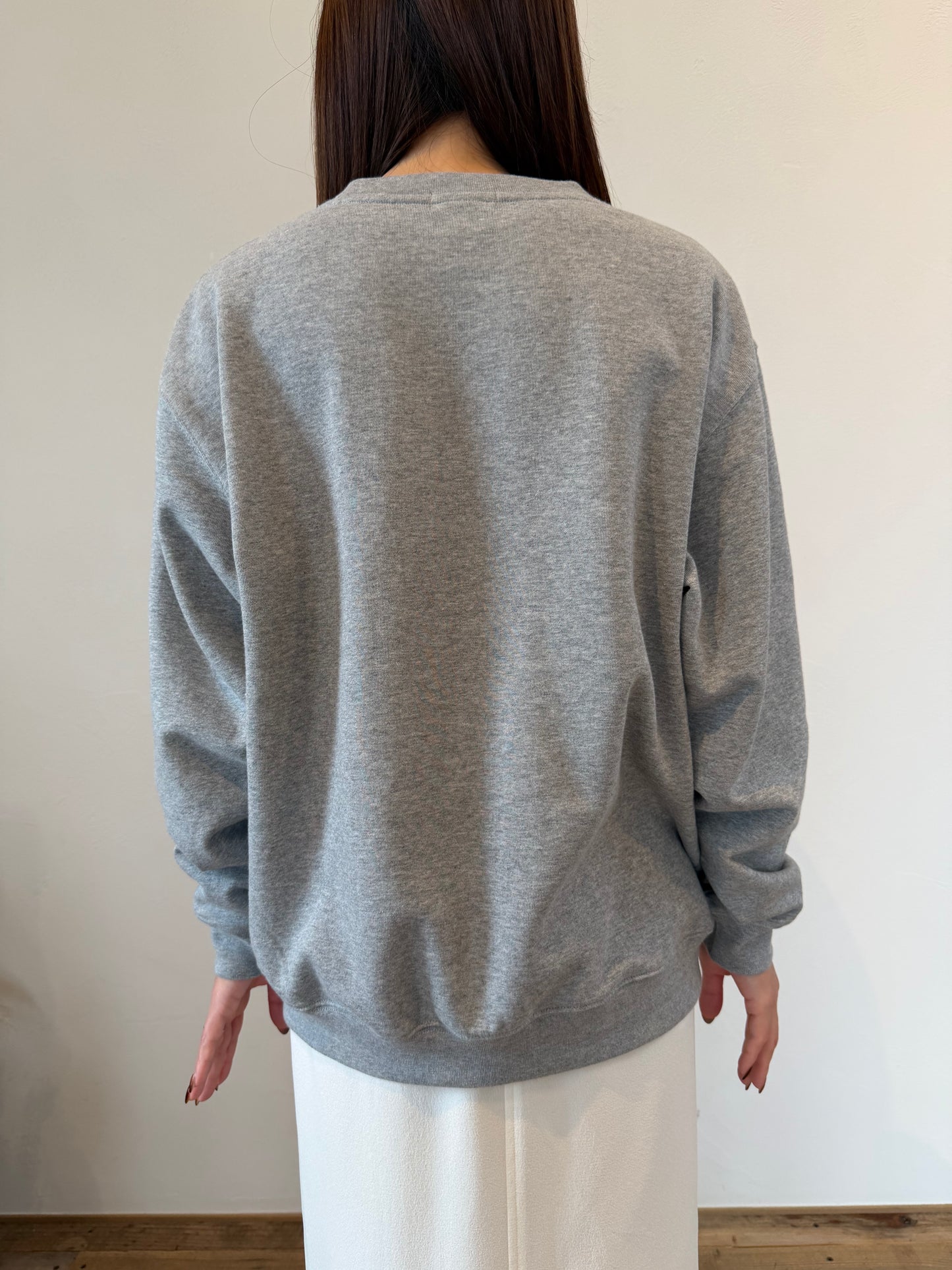 音楽を楽しむリスの刺繍スウェット