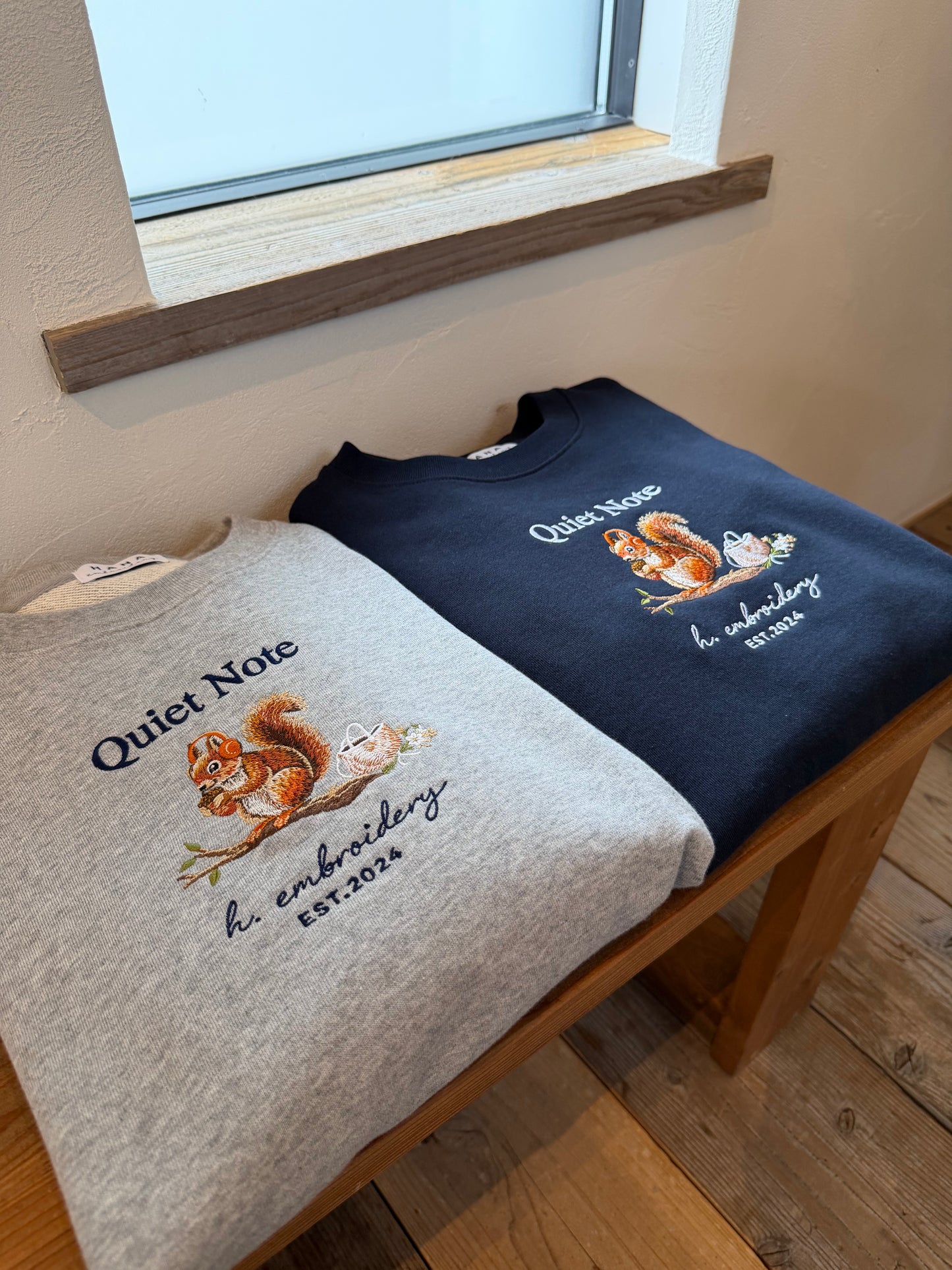 音楽を楽しむリスの刺繍スウェット