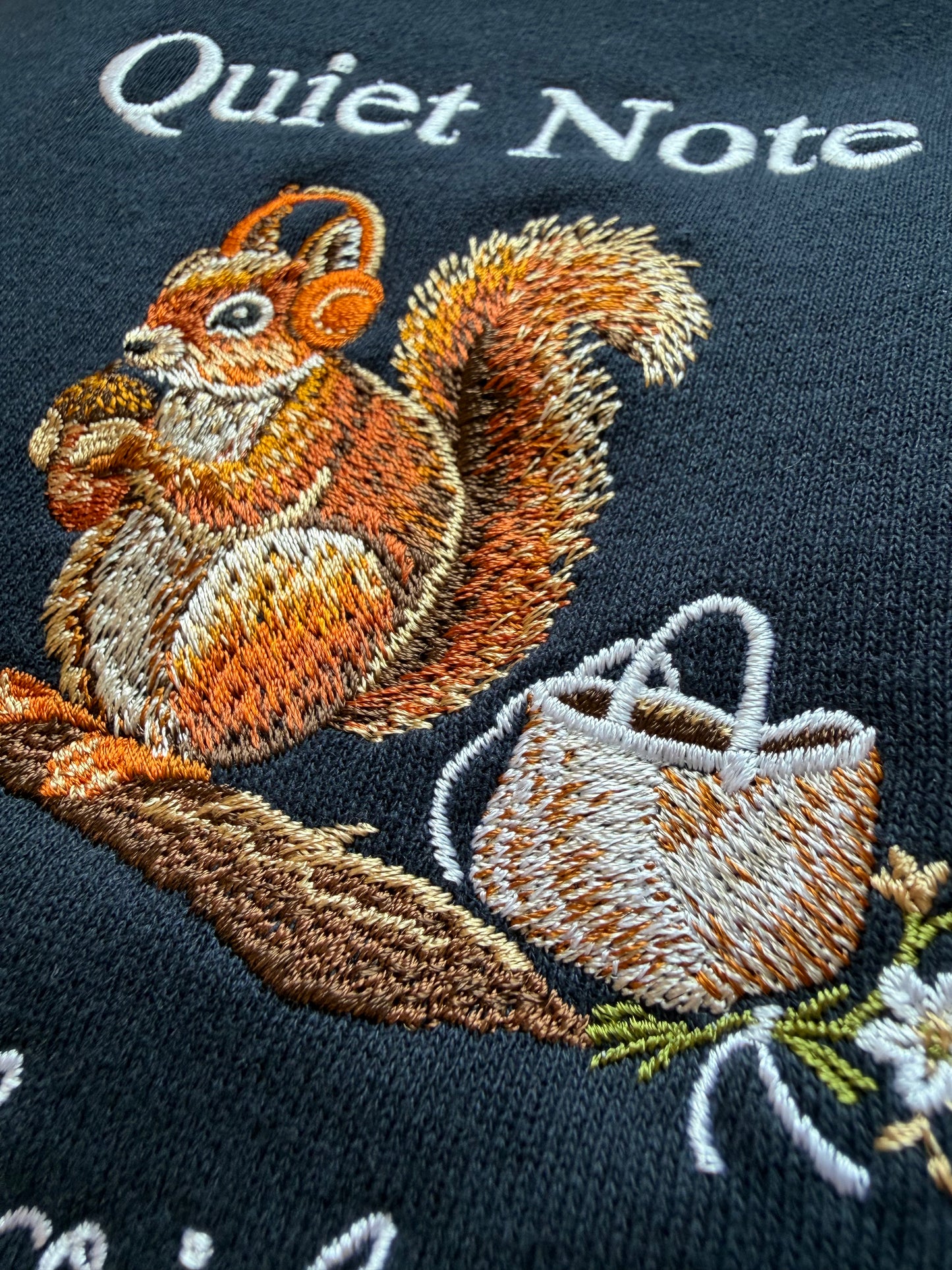 音楽を楽しむリスの刺繍スウェット