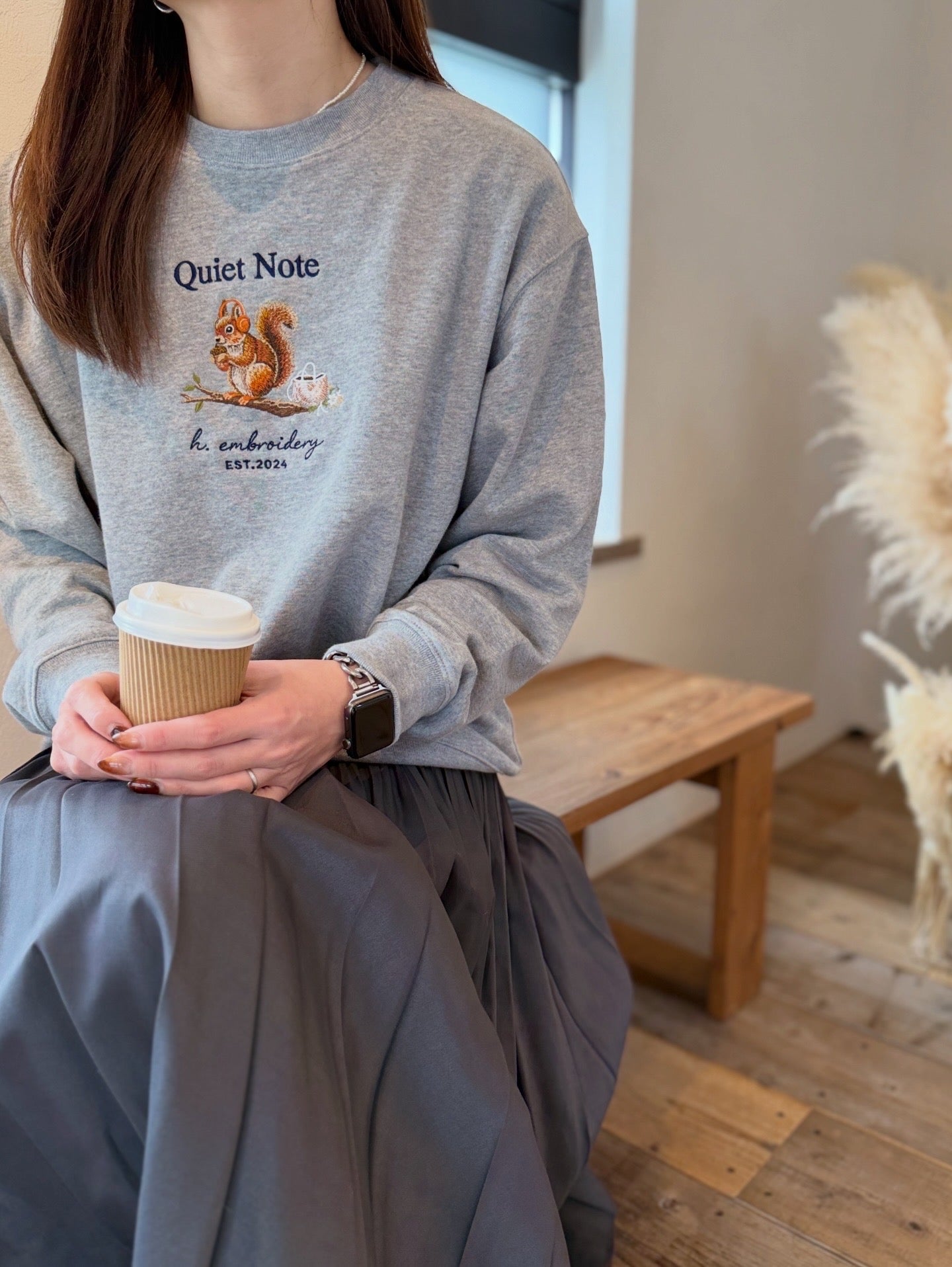 音楽を楽しむリスの刺繍スウェット – 刺しゅうの服HANA