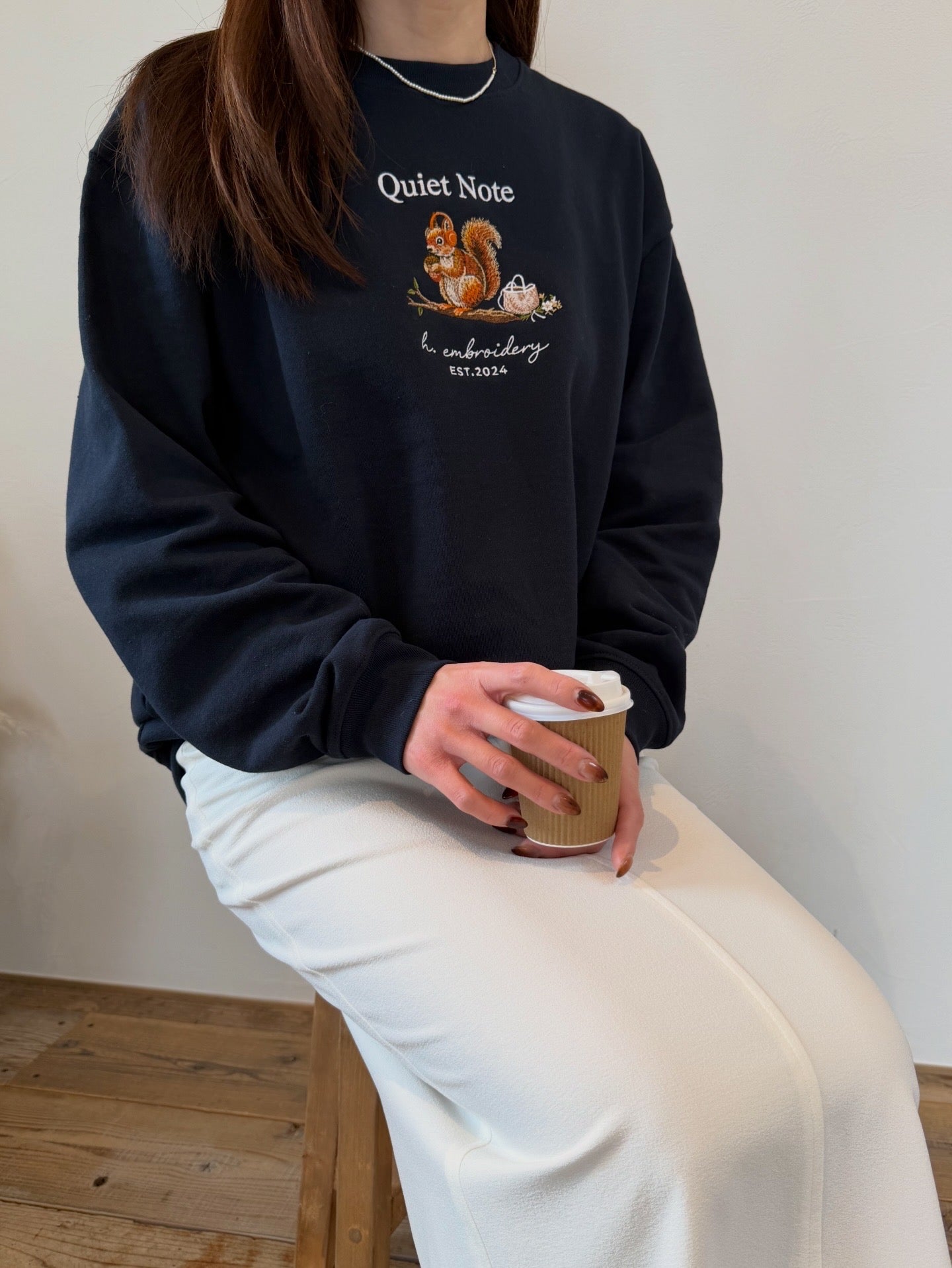 音楽を楽しむリスの刺繍スウェット