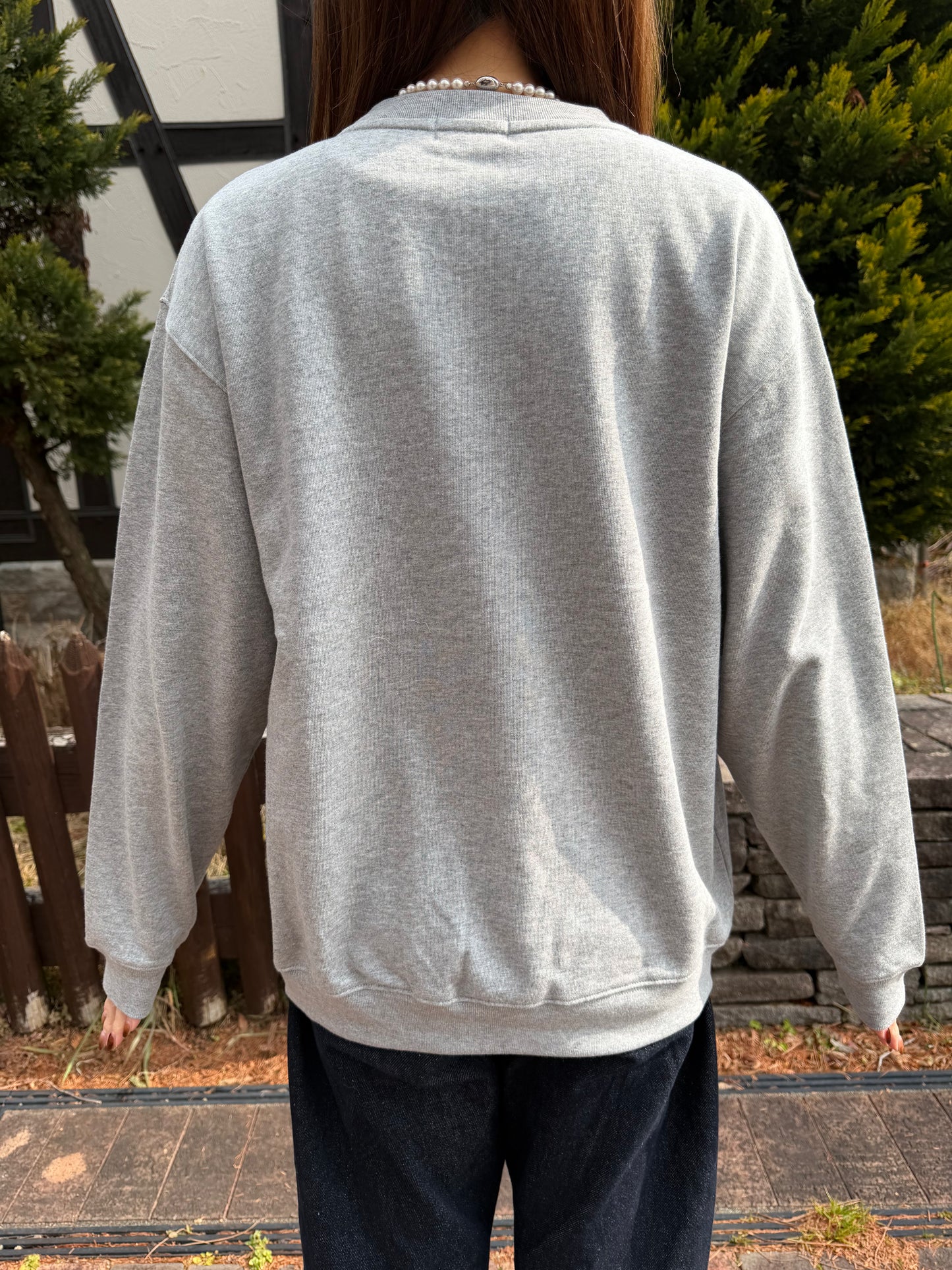 振り向きトイプードルの刺繍スウェット