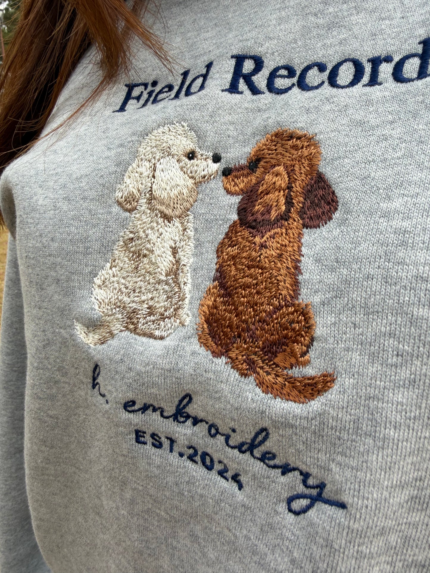 振り向きトイプードルの刺繍スウェット