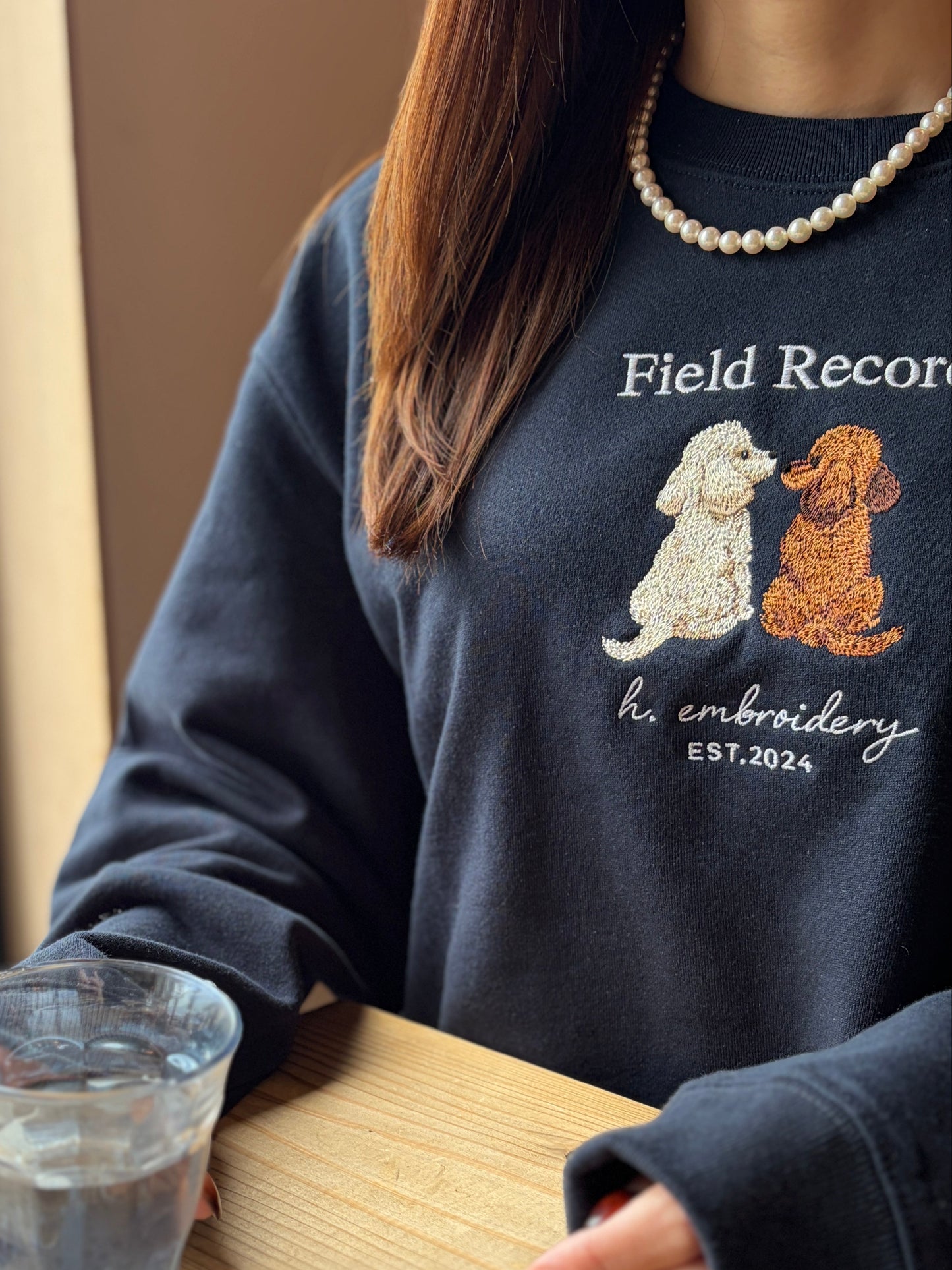 振り向きトイプードルの刺繍スウェット