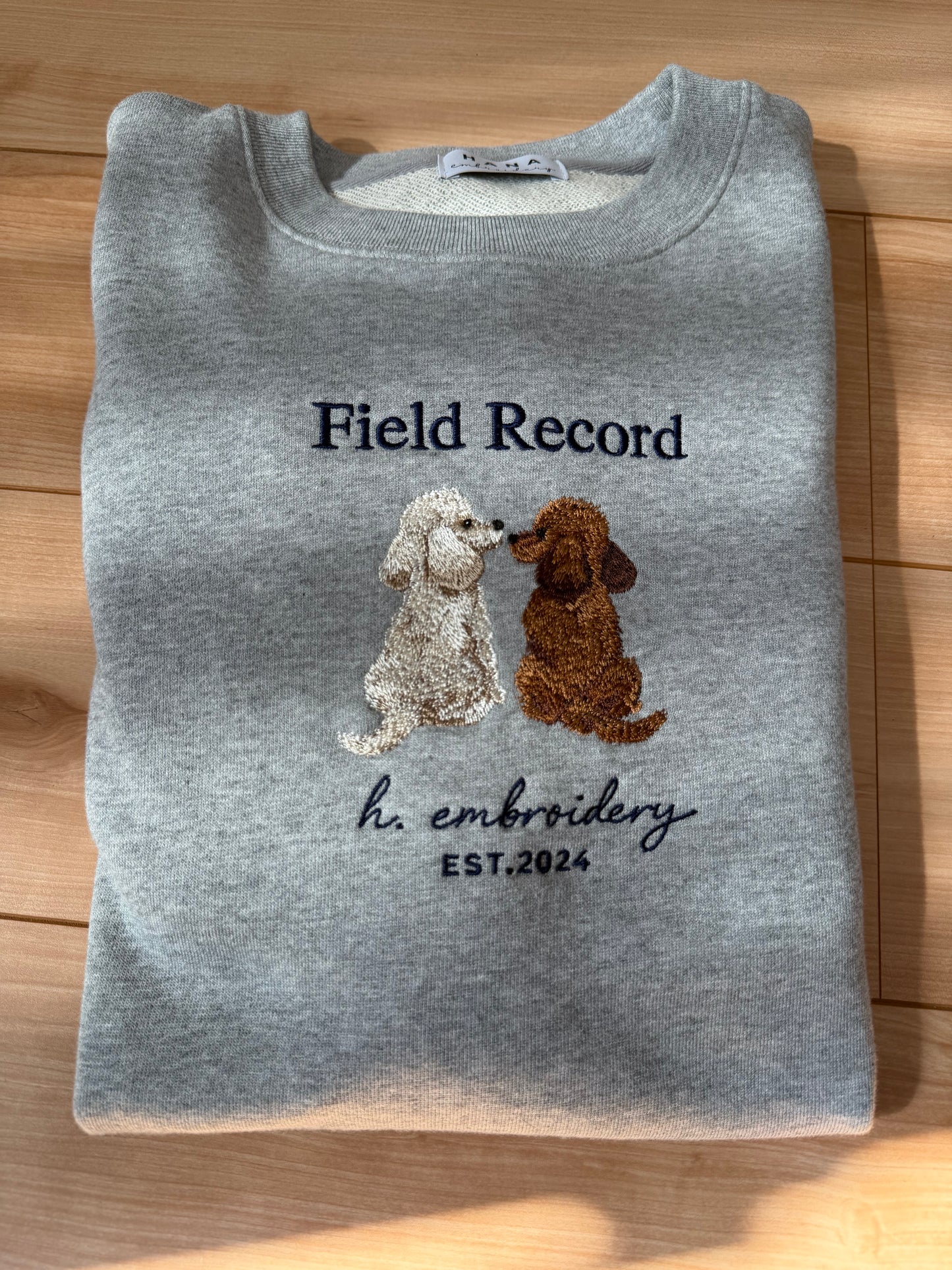 振り向きトイプードルの刺繍スウェット