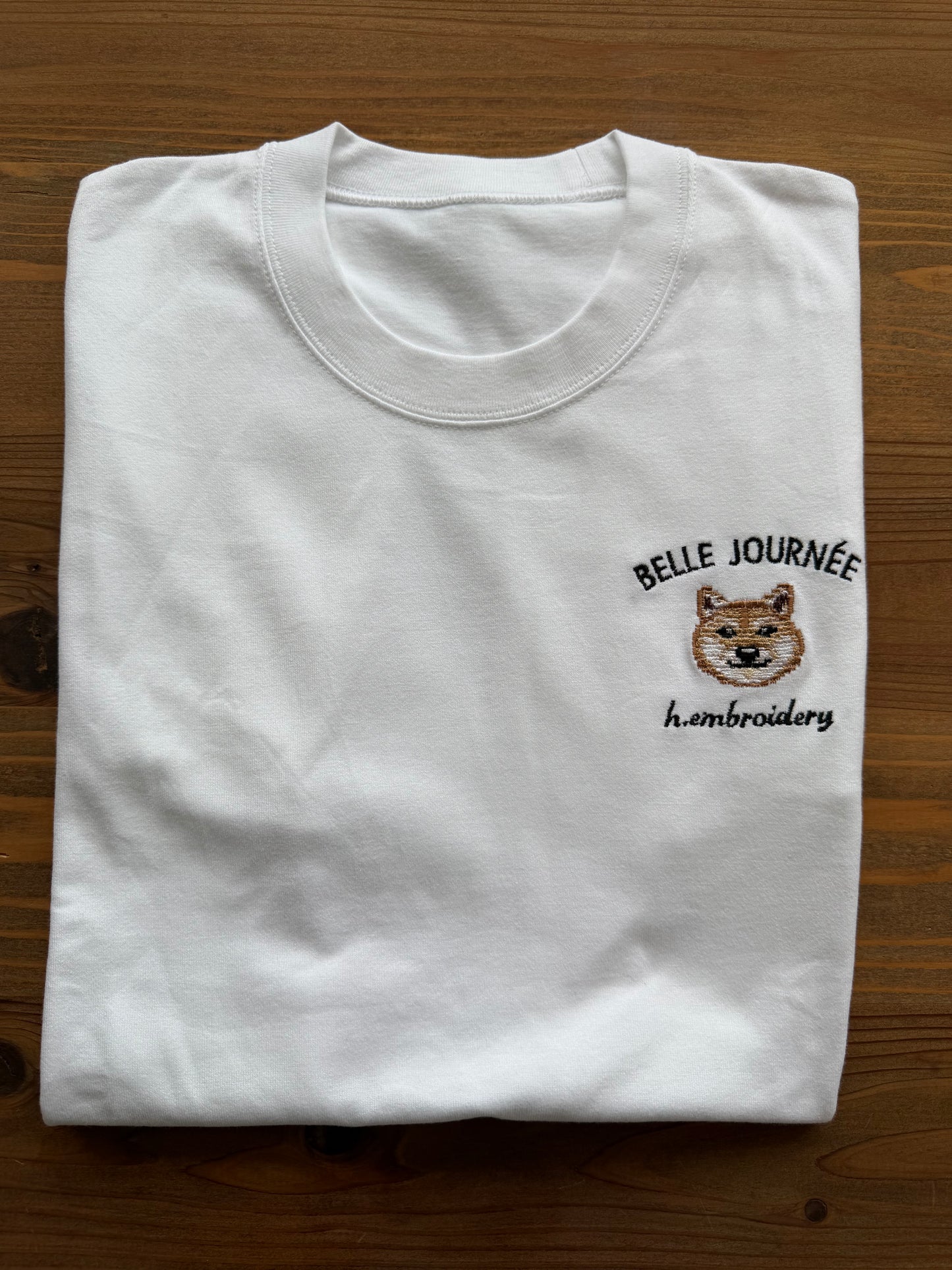 柴犬の刺繡Tシャツ