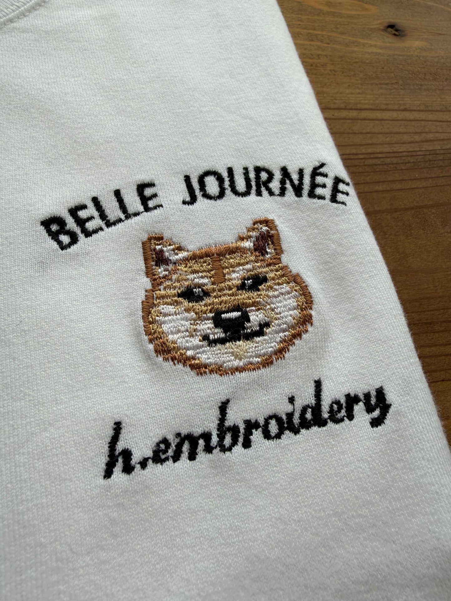 柴犬の刺繡Tシャツ
