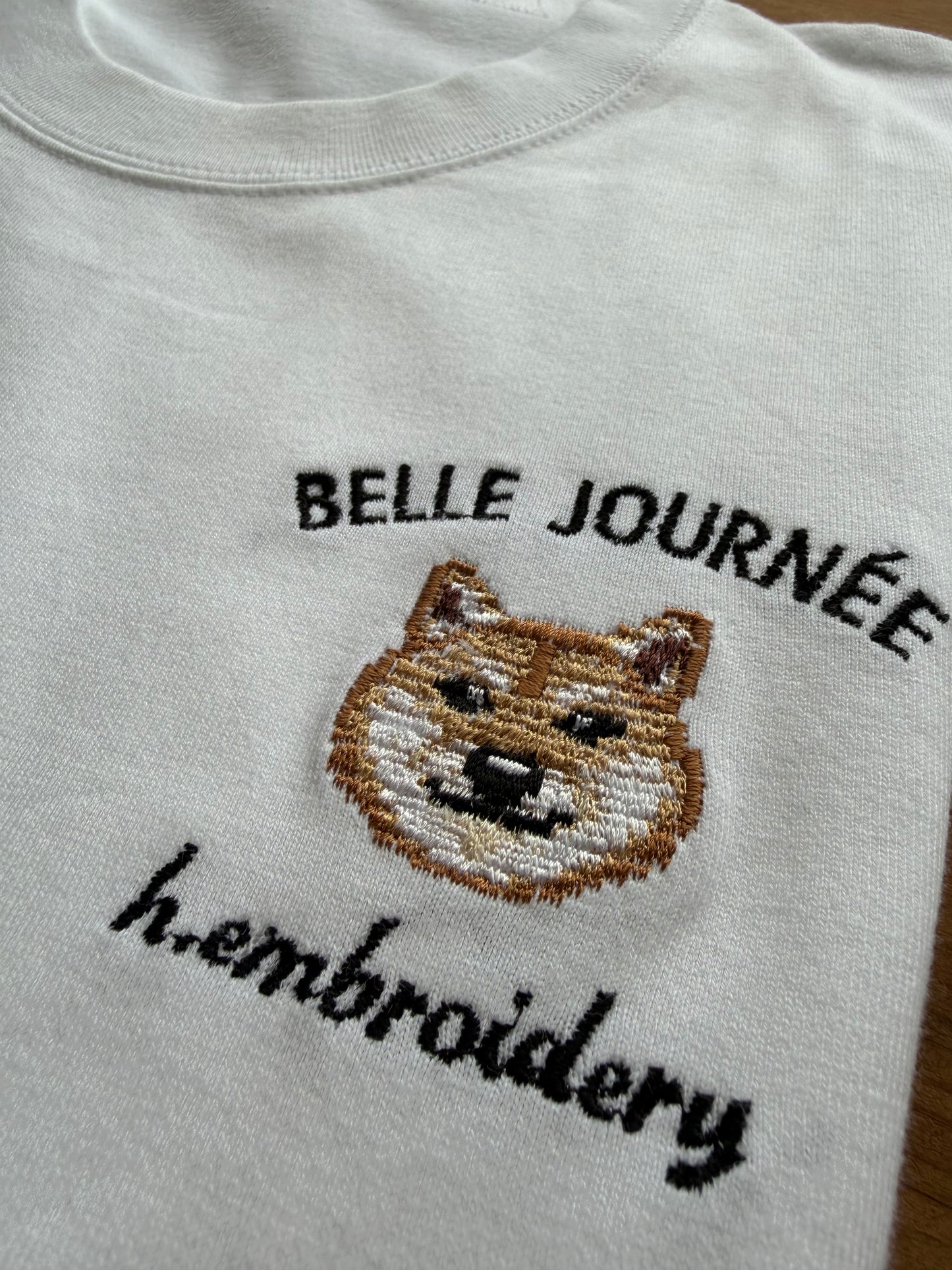 柴犬の刺繡Tシャツ