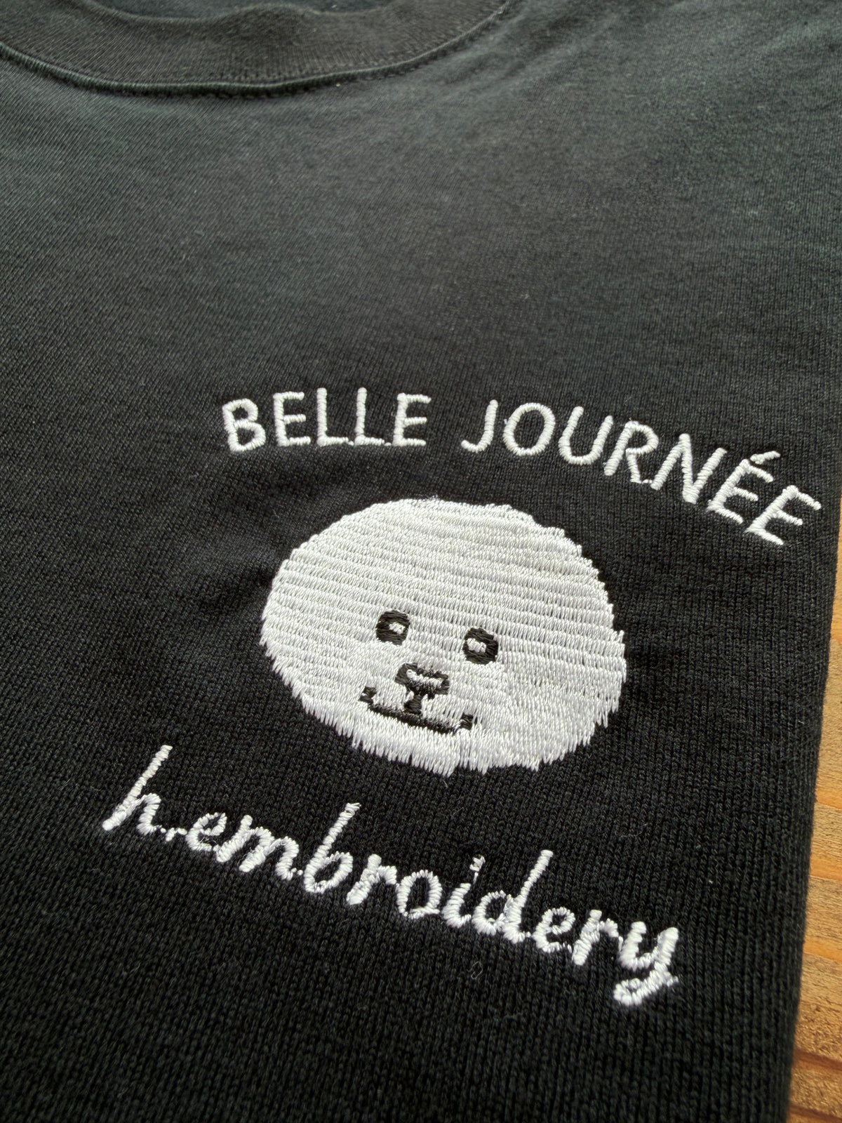 ビションフリーゼの刺繡Tシャツ 別カット