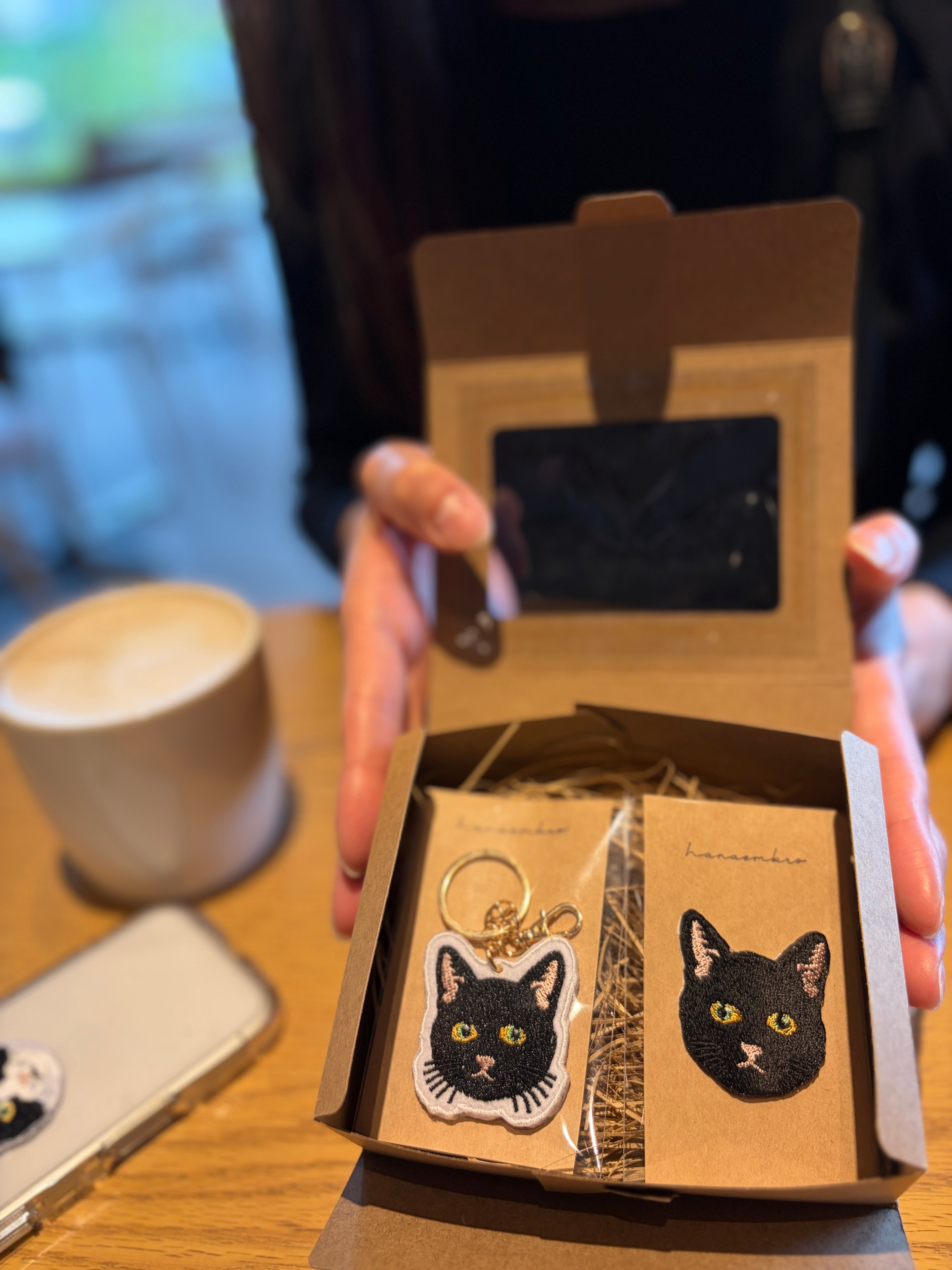 ギフトボックスに入った猫キーチャーム