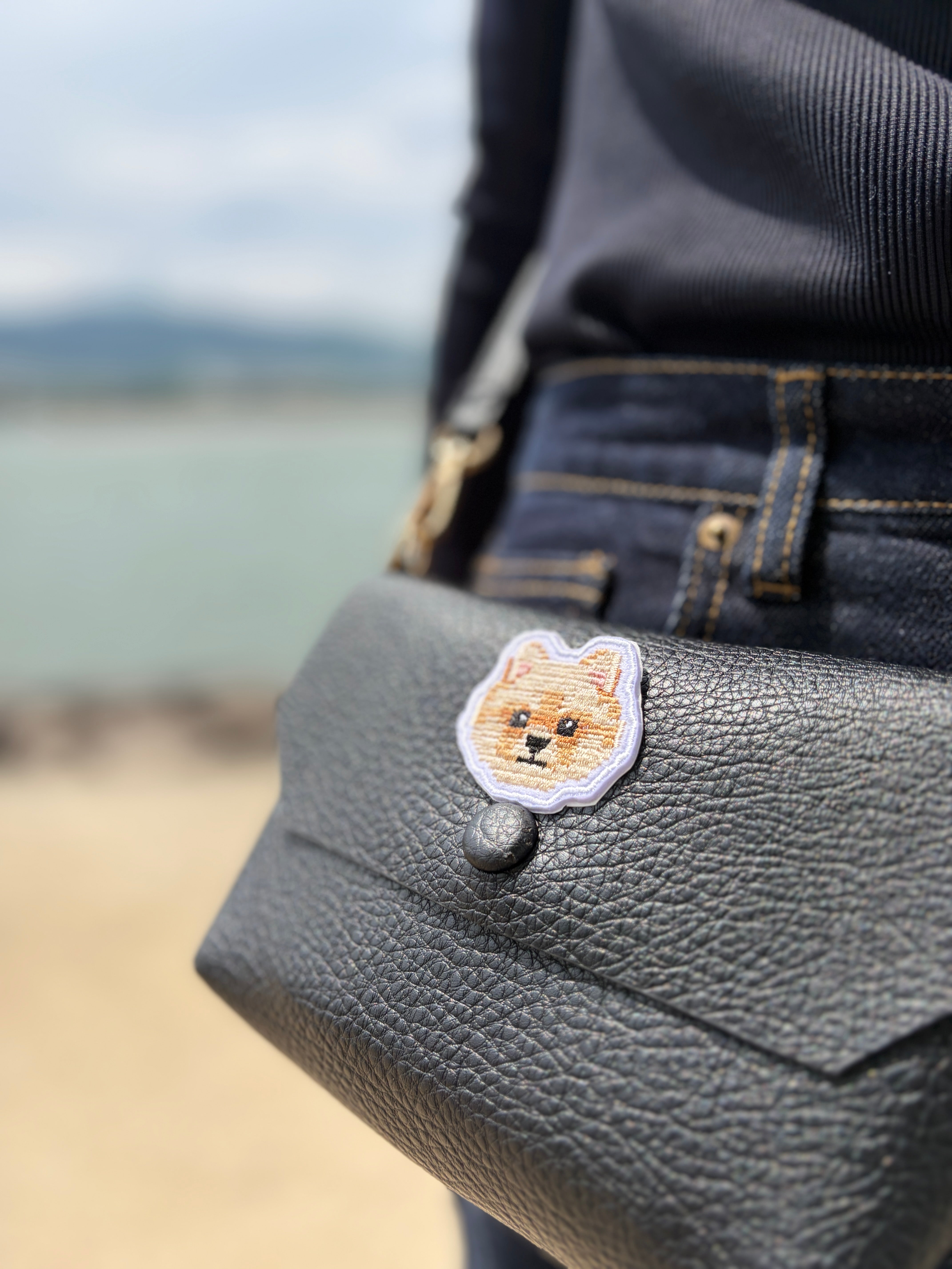 バッグの横で