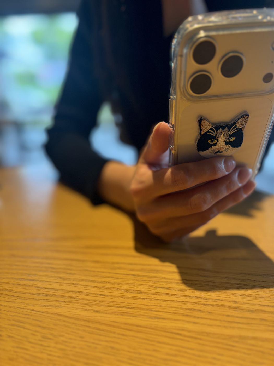 カフェの机の上、そっとそばに。