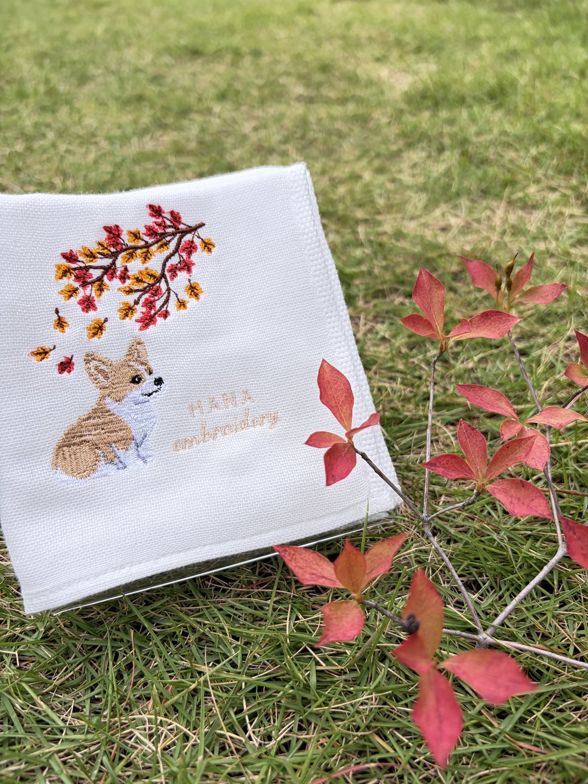 紅葉のしたで、ちょこんと、おすわり。