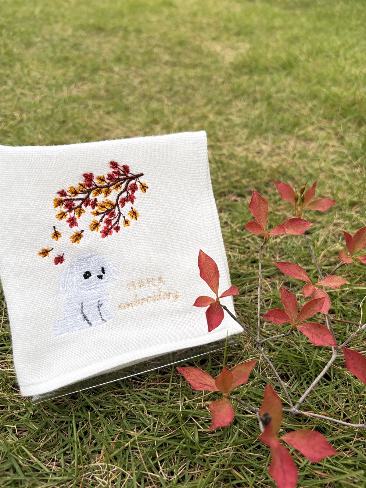 紅葉のしたで、ちょこんと、おすわり。