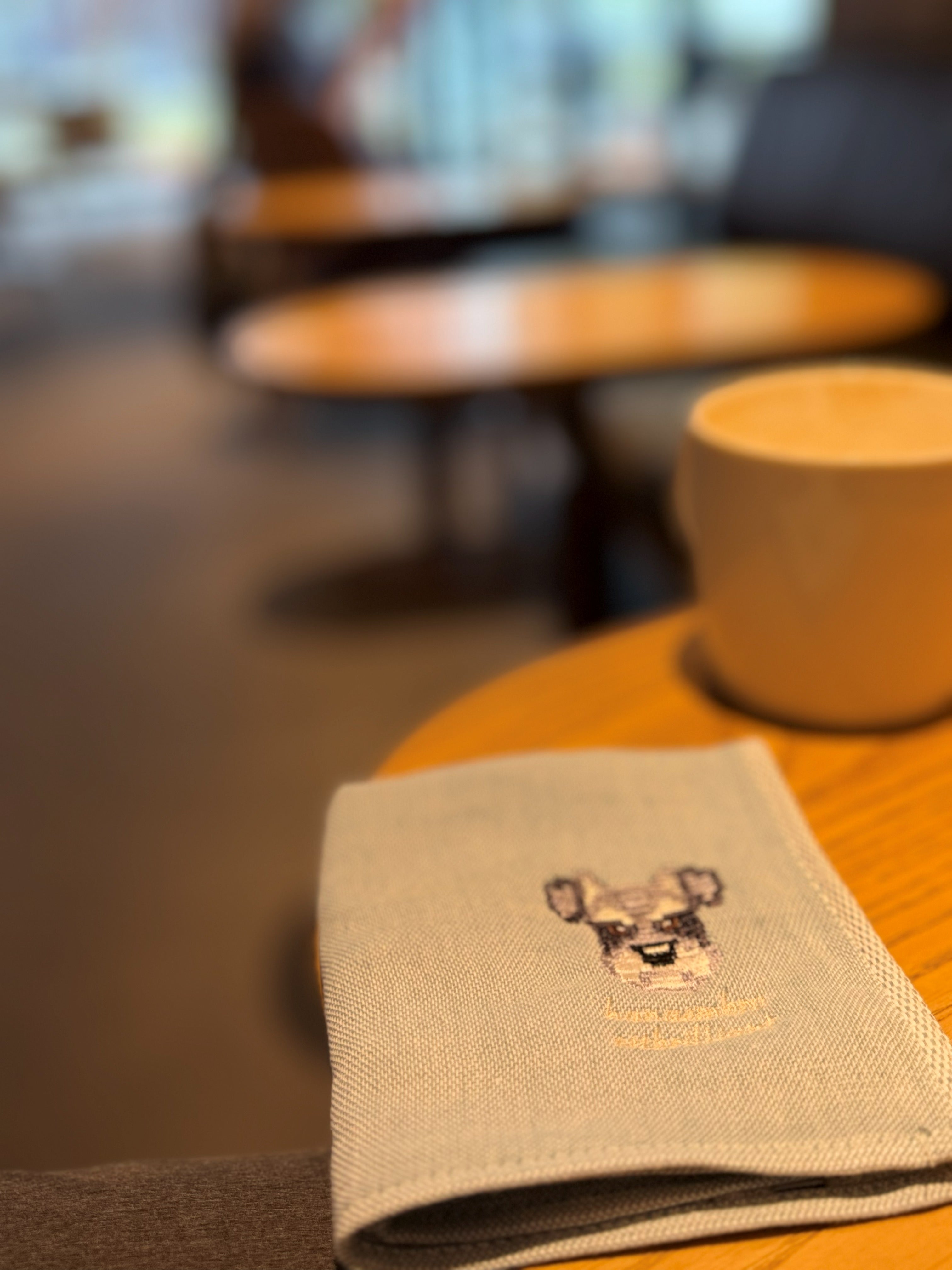 カフェのテーブルにそっと置かれた刺繡ハンカチ