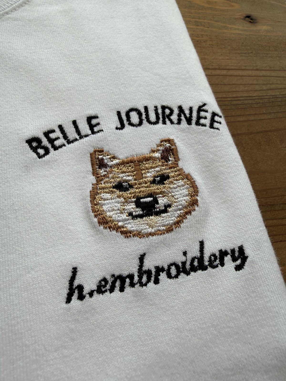 柴犬の刺繡Tシャツ ホワイト