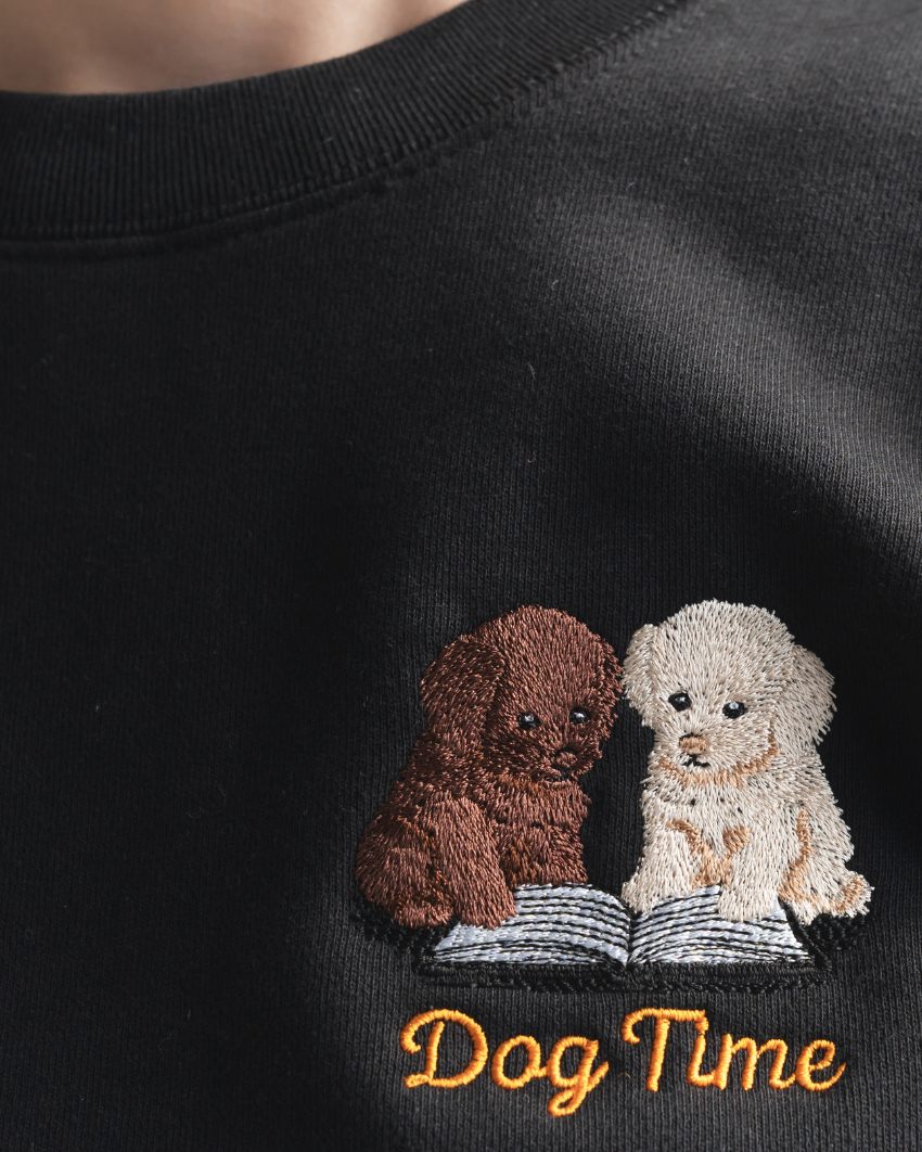2匹のトイプードルが本を読む刺繡